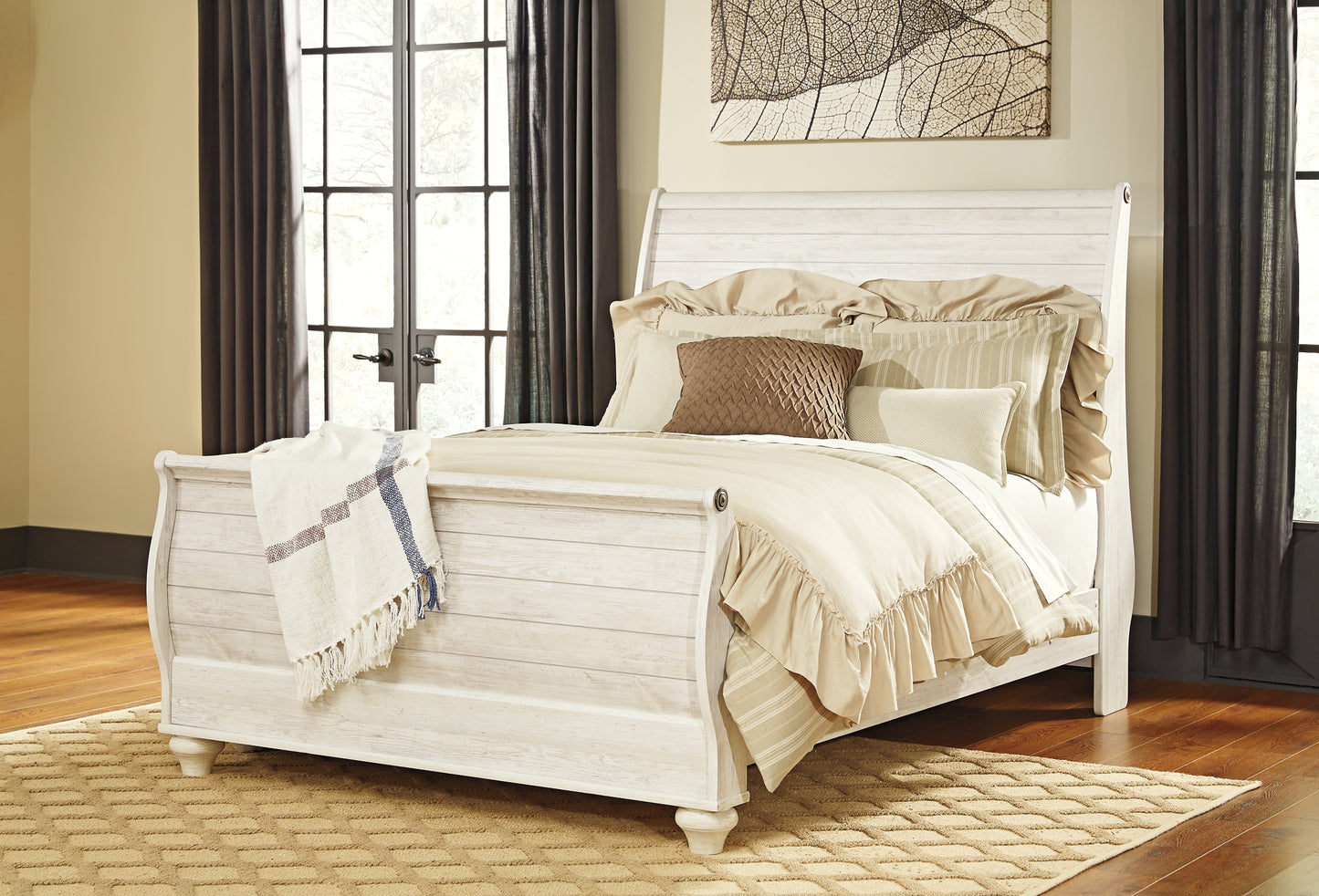 Willowton  Sleigh Bed With Mirrored Dresser