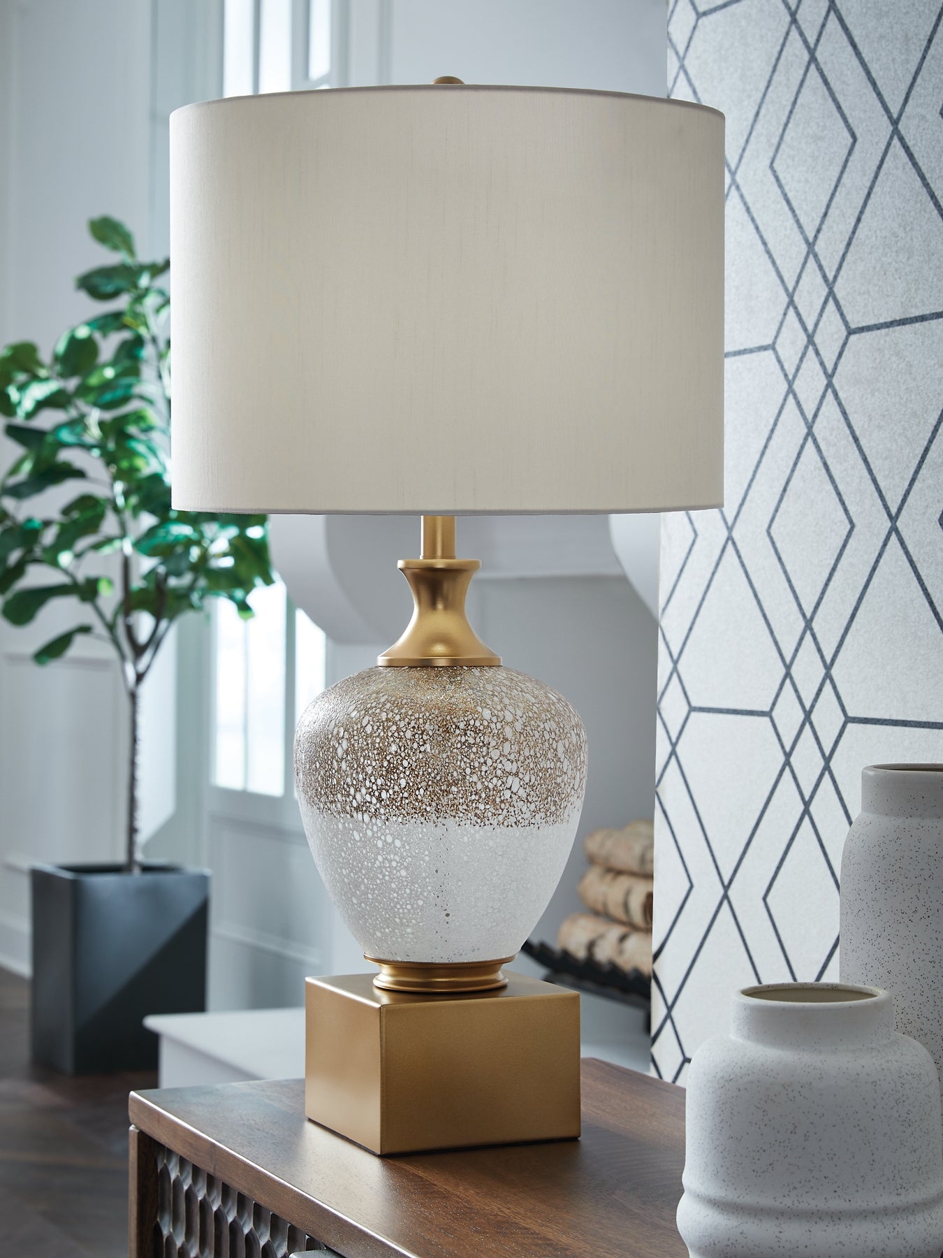 Ashley Express - Tavisburg Glass Table Lamp (1/CN)